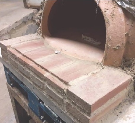 preparaci&oacute;n de los ladrillos de la embocadura para colocar la puerta